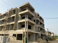 Image chantier immeuble R+3 Bingerville Akandje.jpg